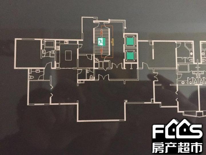 楼型用途: 住宅 户 型: 5室3厅4卫 面 积: 约400m 户型简介: 弘辉首玺