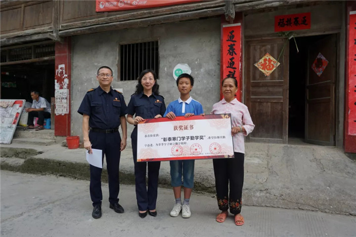 一股神秘力量将“小候鸟”们送到父母身边，神秘力量是……
